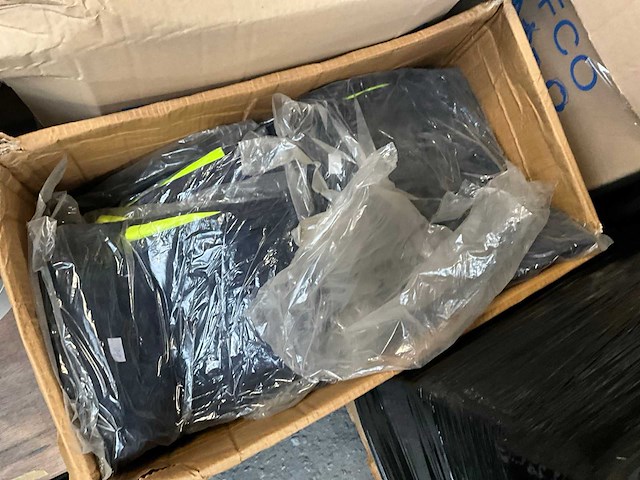 Partij kleding - afbeelding 4 van  9