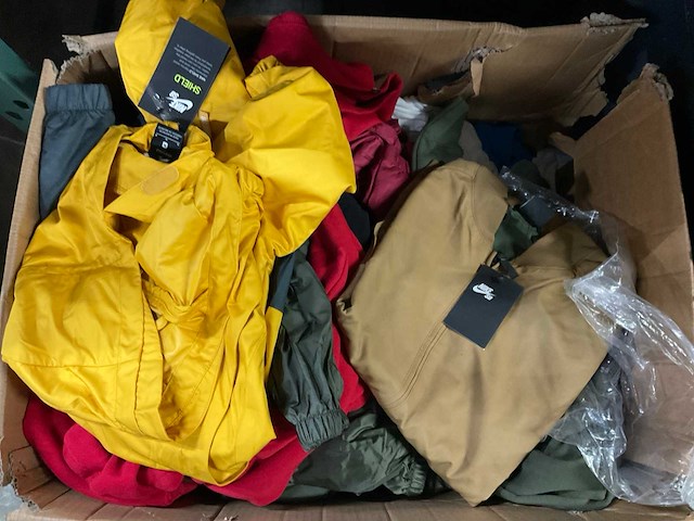 Partij kleding - afbeelding 1 van  2