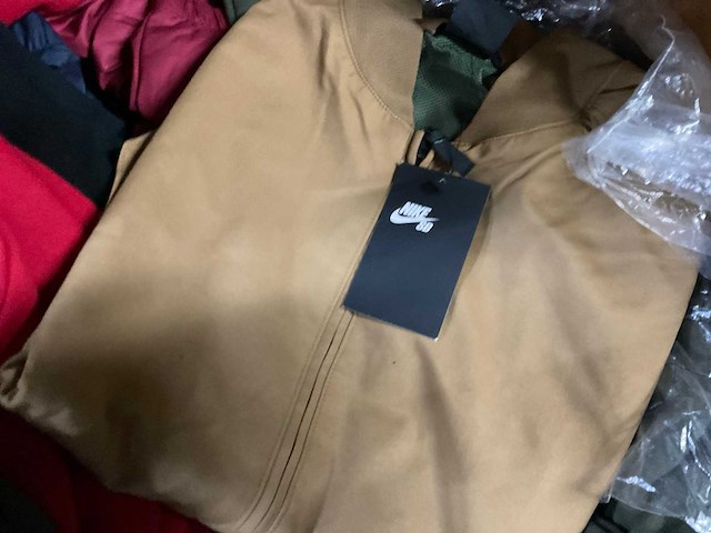 Partij kleding - afbeelding 2 van  2