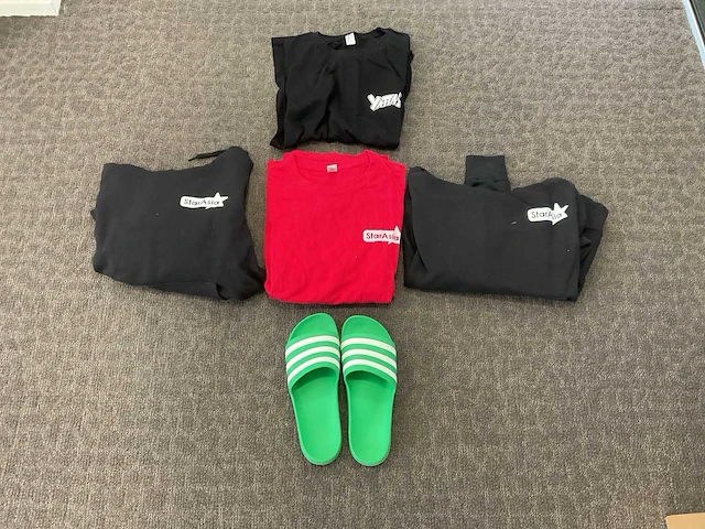 Partij kleding - afbeelding 1 van  6