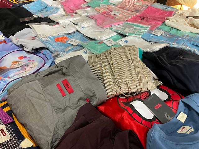 Partij kleding - afbeelding 2 van  11