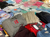 Partij kleding - afbeelding 2 van  11