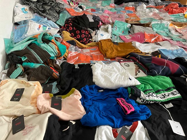 Partij kleding - afbeelding 3 van  11