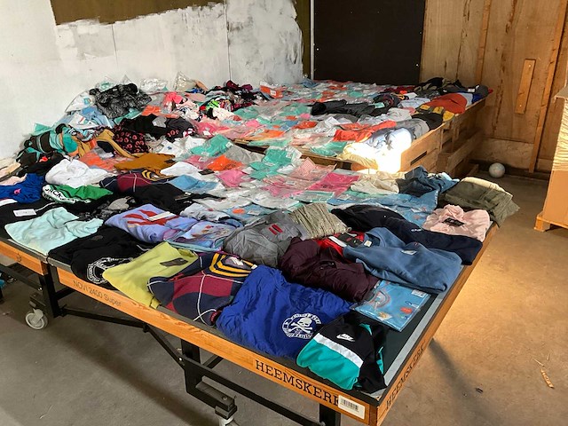 Partij kleding - afbeelding 1 van  11