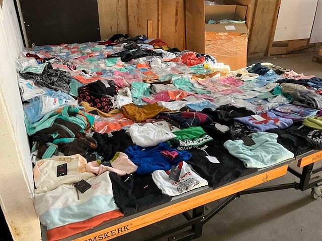 Partij kleding - afbeelding 4 van  11