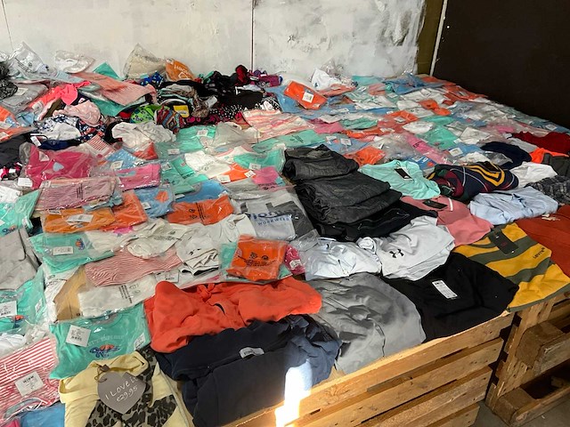 Partij kleding - afbeelding 5 van  11