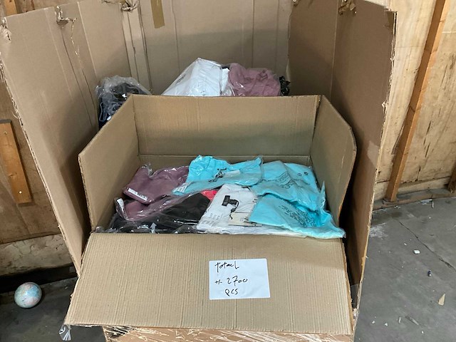 Partij kleding - afbeelding 6 van  11