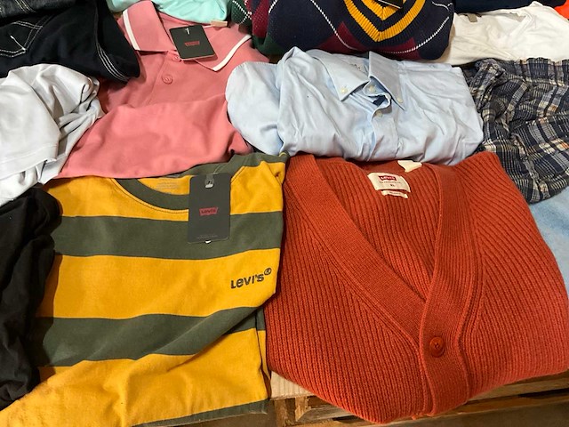 Partij kleding - afbeelding 7 van  11