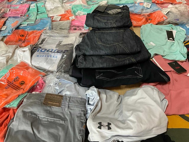 Partij kleding - afbeelding 9 van  11