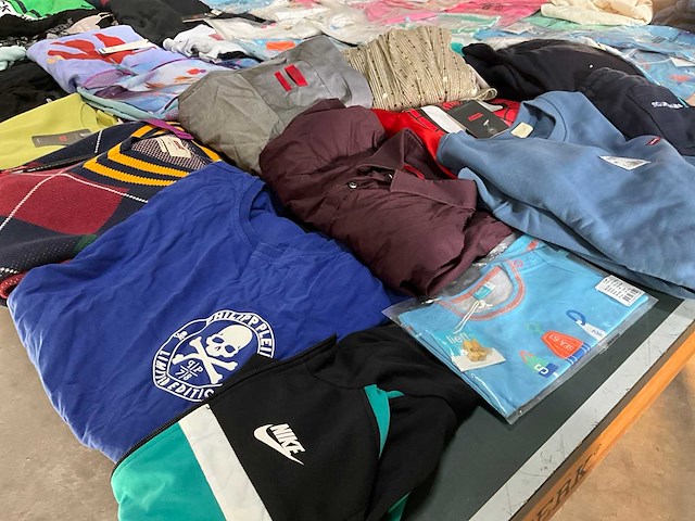 Partij kleding - afbeelding 11 van  11