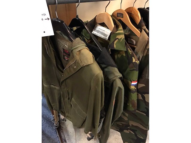 Partij kleding - afbeelding 2 van  4