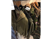 Partij kleding - afbeelding 2 van  4