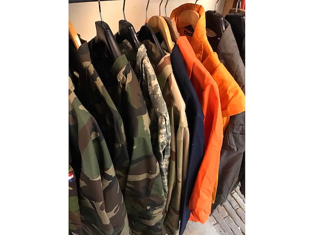 Partij kleding - afbeelding 3 van  4