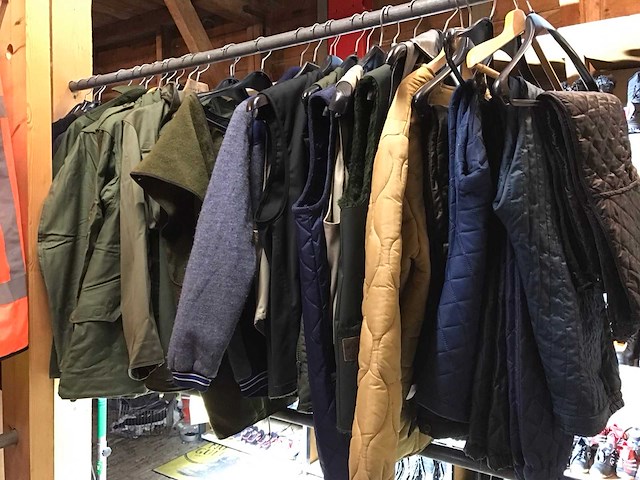 Partij kleding - afbeelding 1 van  4