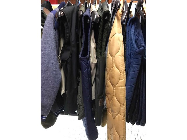 Partij kleding - afbeelding 3 van  4