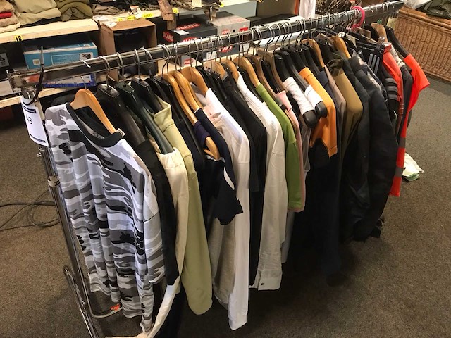 Partij kleding - afbeelding 1 van  1