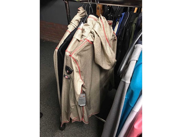 Partij kleding - afbeelding 2 van  6