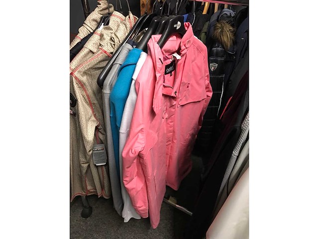 Partij kleding - afbeelding 3 van  6