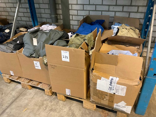 Partij kleding - afbeelding 1 van  9