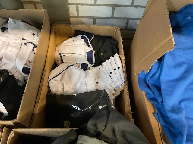 Partij kleding - afbeelding 6 van  9