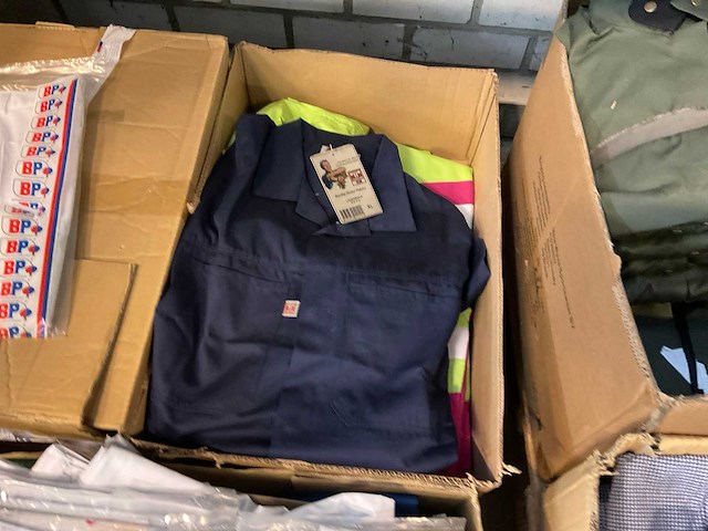 Partij kleding - afbeelding 2 van  13