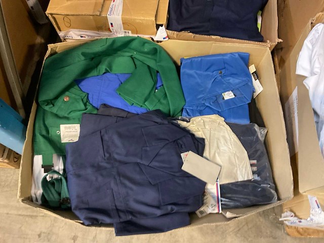 Partij kleding - afbeelding 5 van  13