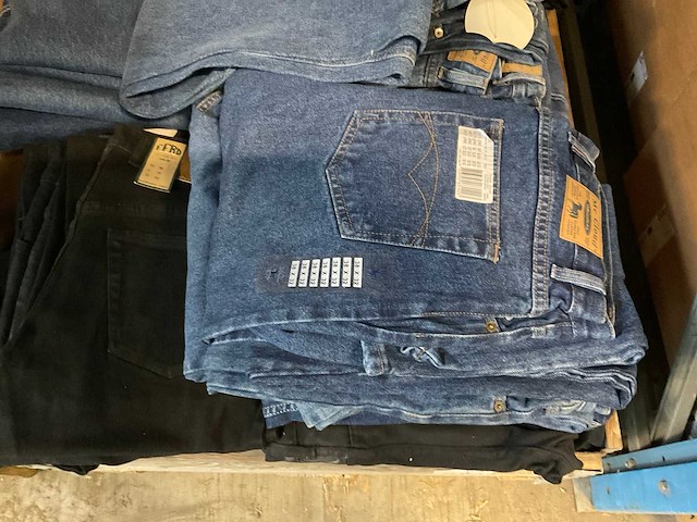 Partij kleding - afbeelding 6 van  13