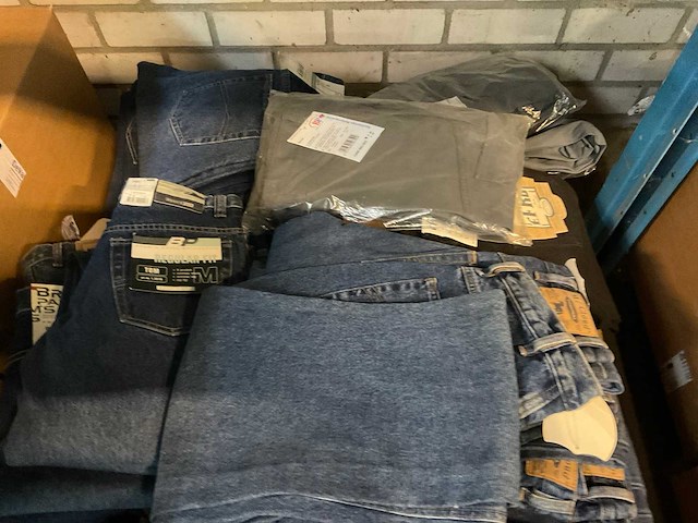 Partij kleding - afbeelding 7 van  13