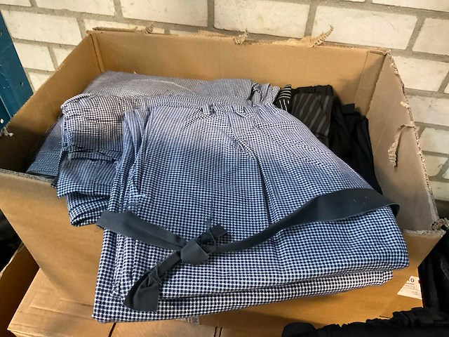 Partij kleding - afbeelding 8 van  13