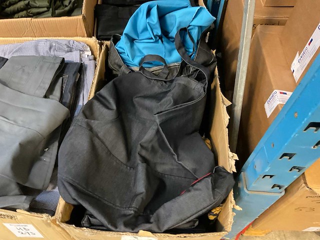 Partij kleding - afbeelding 10 van  13