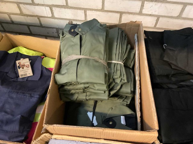 Partij kleding - afbeelding 13 van  13