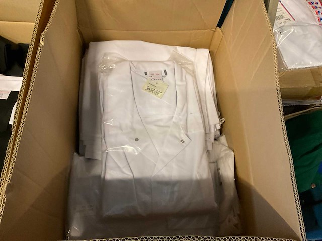 Partij kleding - afbeelding 2 van  9