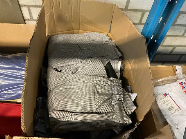 Partij kleding - afbeelding 3 van  9