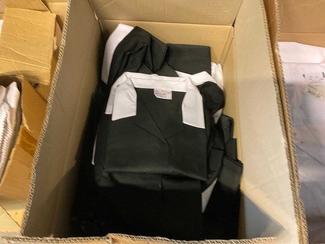 Partij kleding - afbeelding 5 van  9