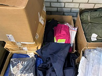 Partij kleding - afbeelding 3 van  12