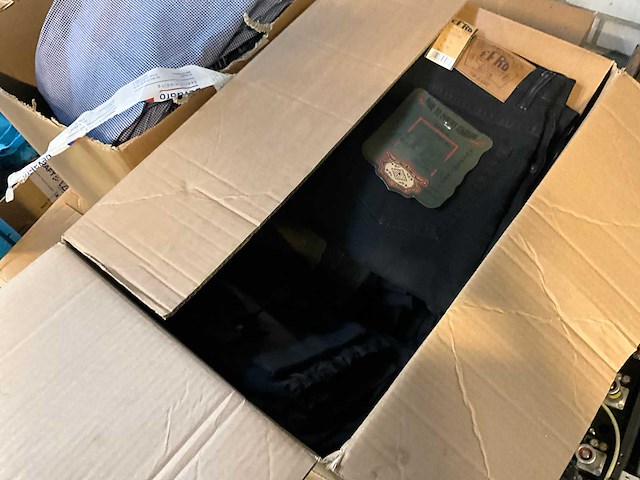 Partij kleding - afbeelding 7 van  12