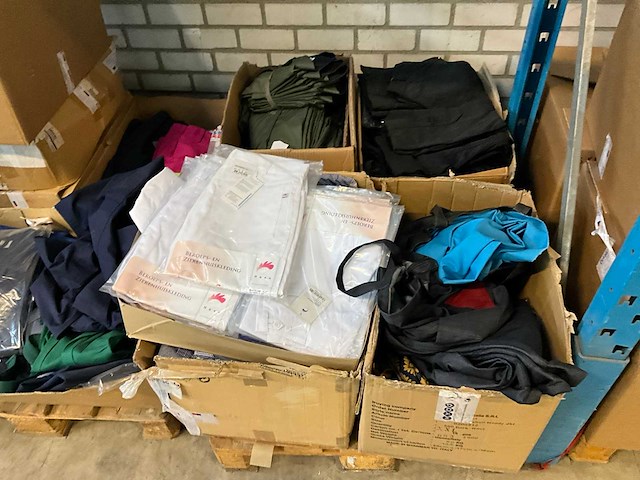 Partij kleding - afbeelding 9 van  12
