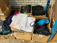 Partij kleding - afbeelding 9 van  12