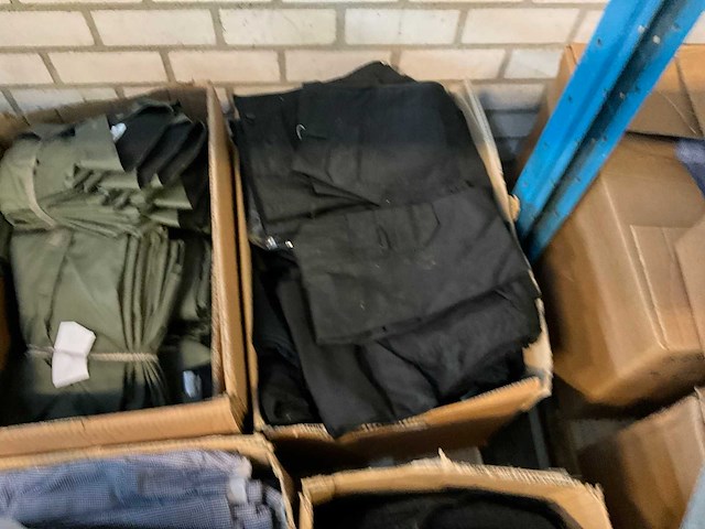 Partij kleding - afbeelding 10 van  12