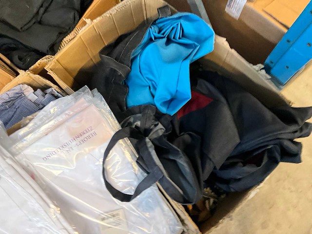 Partij kleding - afbeelding 11 van  12