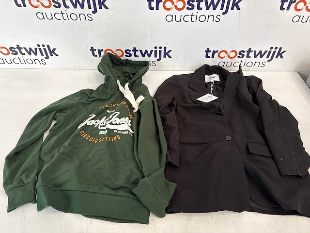 Partij kleding - afbeelding 1 van  6