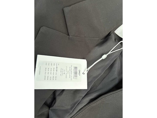 Partij kleding - afbeelding 2 van  6