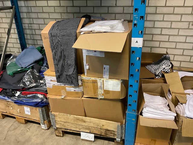 Partij kleding - afbeelding 1 van  4