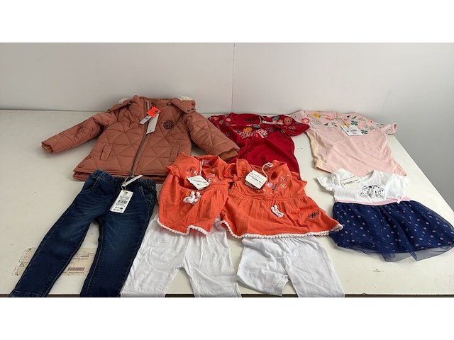 Partij kleding - afbeelding 10 van  25