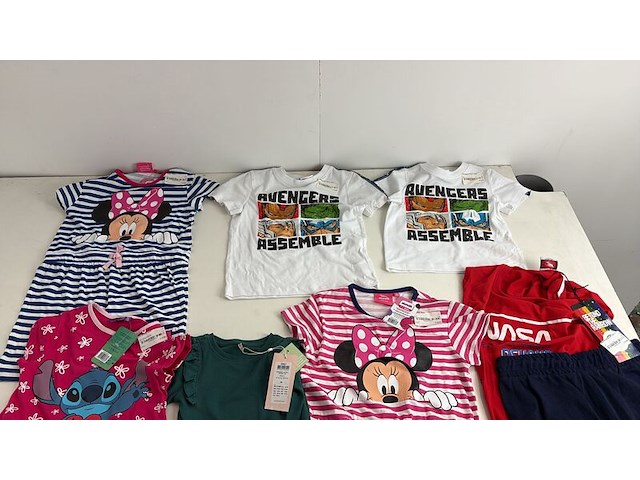 Partij kleding - afbeelding 1 van  25