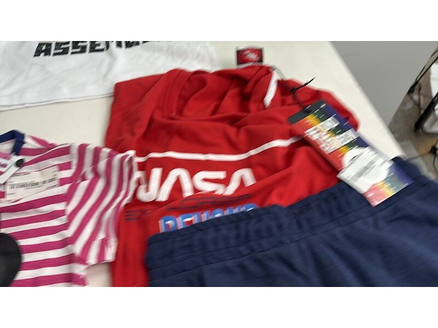 Partij kleding - afbeelding 12 van  25