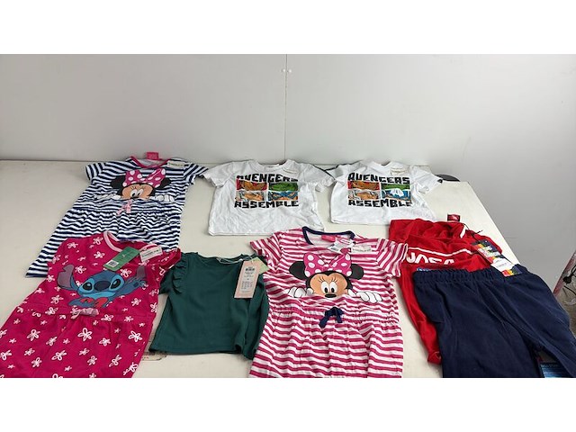 Partij kleding - afbeelding 19 van  25