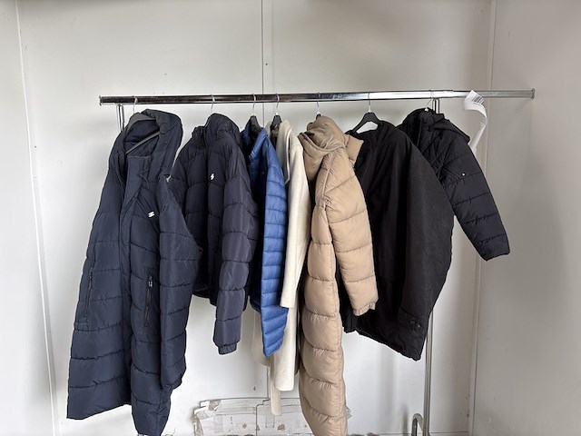 Partij kleding - afbeelding 2 van  2