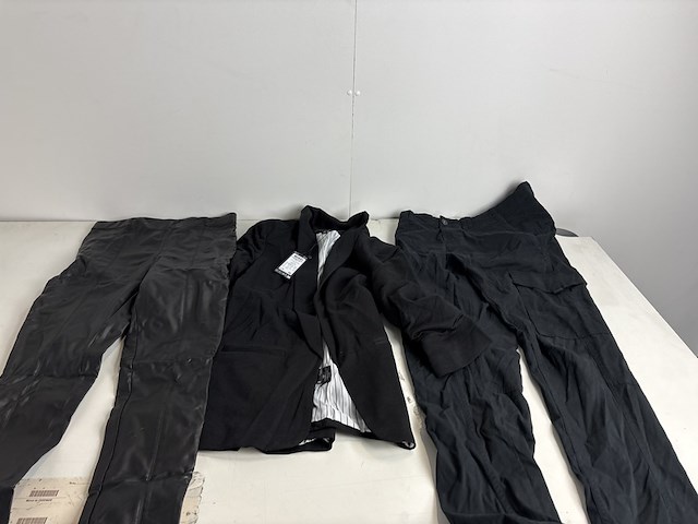 Partij kleding - afbeelding 1 van  8