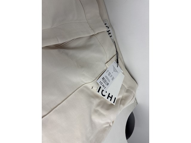 Partij kleding - afbeelding 2 van  11